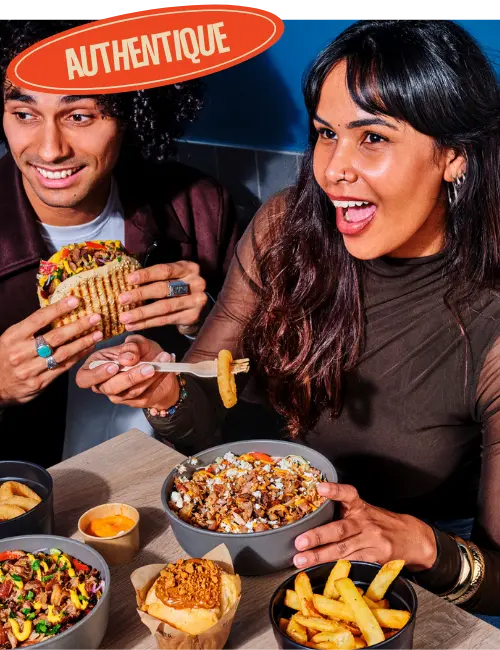 Deux clients dégustent un kebab, un bowl et des frites chez Berliner Das Original.