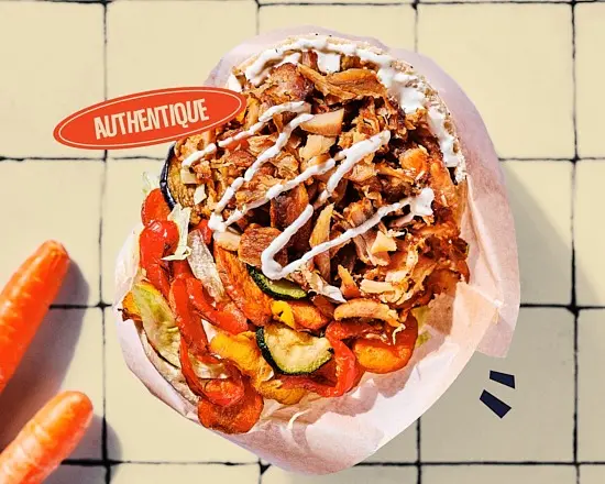 PITA KLASSIKER : Pain pita, viande de kebab de poulet, salade, légumes cuisinés et sauce blanche.