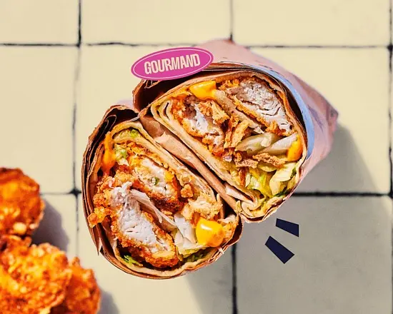 WRAP CRISPY : aiguillettes de poulet, salade, oignons frits et sauce andalouse.